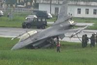 台F-16战机演练时“吃土” 演习暂停台军将进行调查