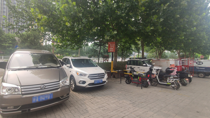 整治前，车辆无序停放