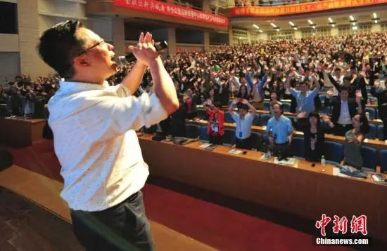 资料图：正在演讲的李阳。