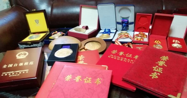 图说：张亮敏部分荣誉。孙云 摄