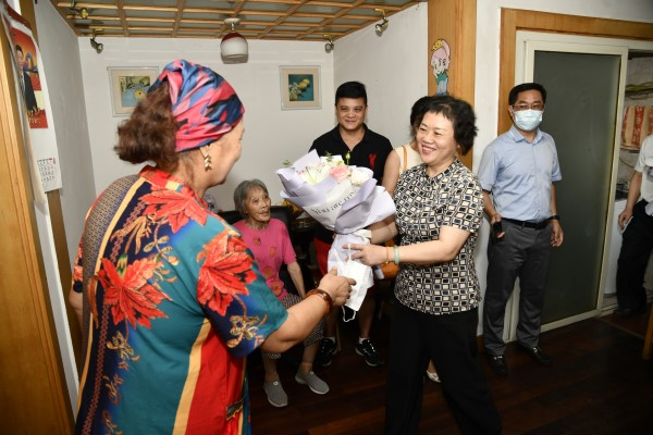 图说：市残联领导、闵行区领导等慰问和祝贺张亮敏父母。市残联供图