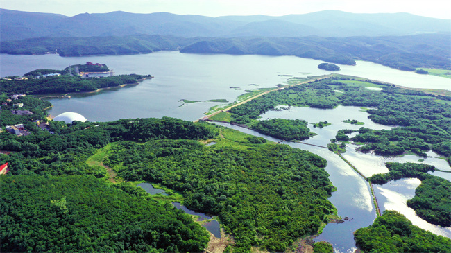 镜泊湖风景区。