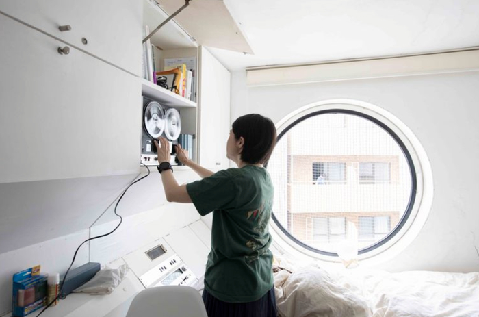 直径1.3米的大圆窗，减少了房间的闭塞感。 资料图