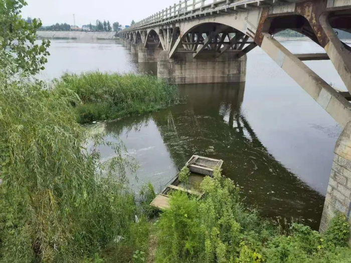 8月26日，葛沟大桥西头桥下停着一艘小木船。苏纪峰和苏晓峰也曾经将打鱼船停在这个位置。新京报记者 李照 摄