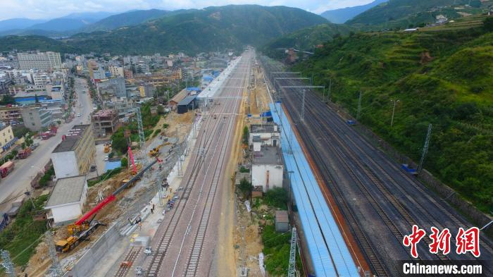 新老成昆铁路在冕宁站汇合。成昆铁路公司供图
