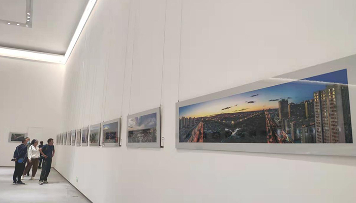 大同市民在观展（央广网 发 牛黎 摄）