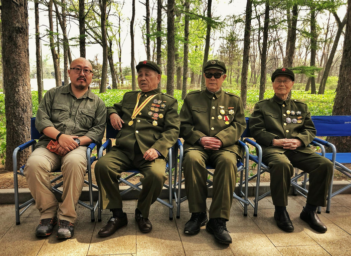 宋坤儒（左一）与志愿军老兵们合影