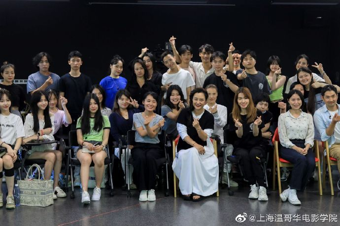 郝蕾（前排右四）与上海温哥华电影学院师生合影