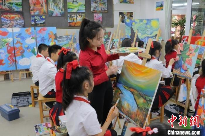 图为重庆谢家湾学校学生展开丰富多彩的兴趣活动。　重庆教委供图