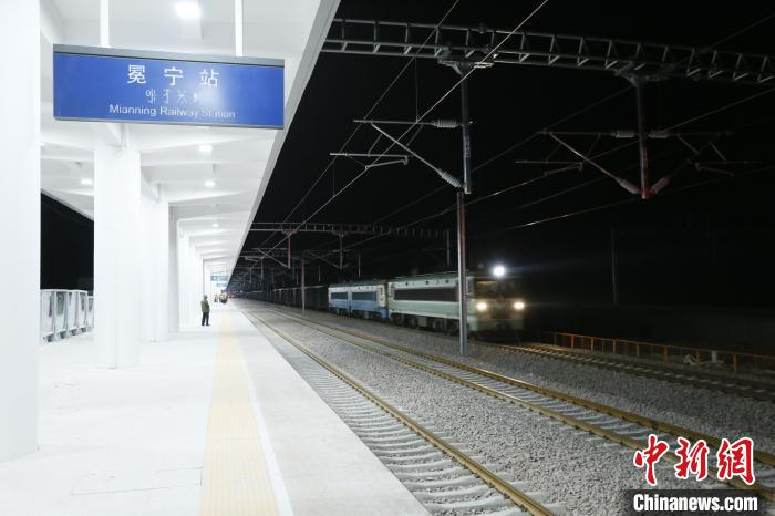 图为改造完成后，列车通过冕宁站。成昆铁路公司供图