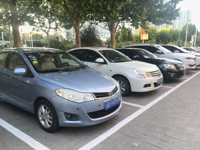 施划了部分停车位后，机动车停放整齐划一