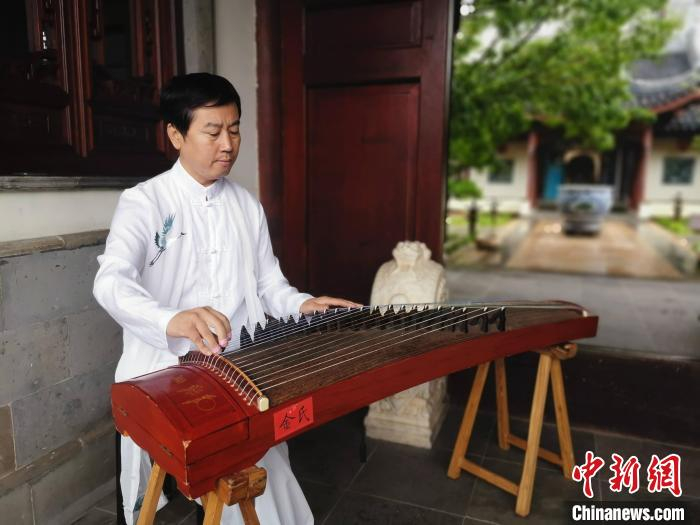 金氏古筝传承人在宛园景区内表演。　赵晓 摄