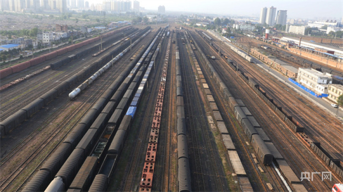货车在铁路编组场集结（央广网发 通讯员 郑轩供图）