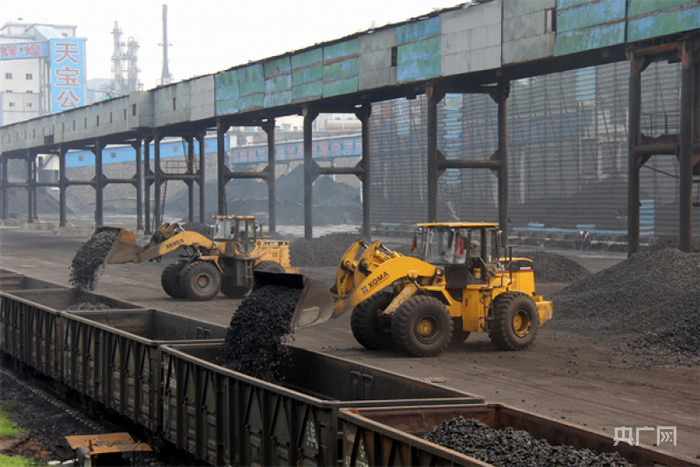 暑运期间，长治北车站组织煤炭安全装车（央广网发 通讯员 郑轩供图）