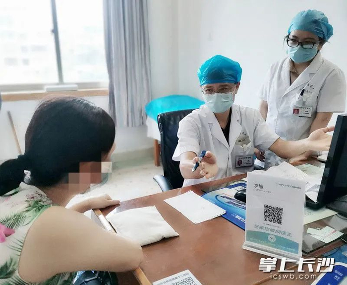 李旭教授在接诊患者。由医院供图