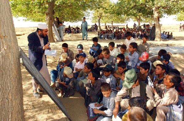 　　↑2002年8月28日，喀布尔郊区一所露天学校的学生们在树荫下听老师讲课。新华社记者赵鹏摄