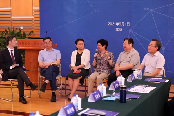 多位国家语言研究领域专家在国家语言能力圆桌论坛上参与讨论。