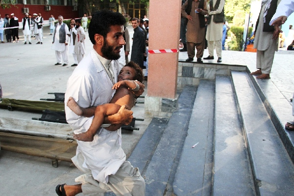 　　↑2015年10月26日，阿富汗东北部发生7.8级强烈地震。这是在楠格哈尔省首府贾拉拉巴德，一名男子将受伤的儿童送往医院。新华社发（萨菲摄）