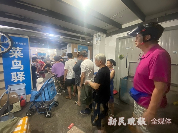图说：快递驿站排长队