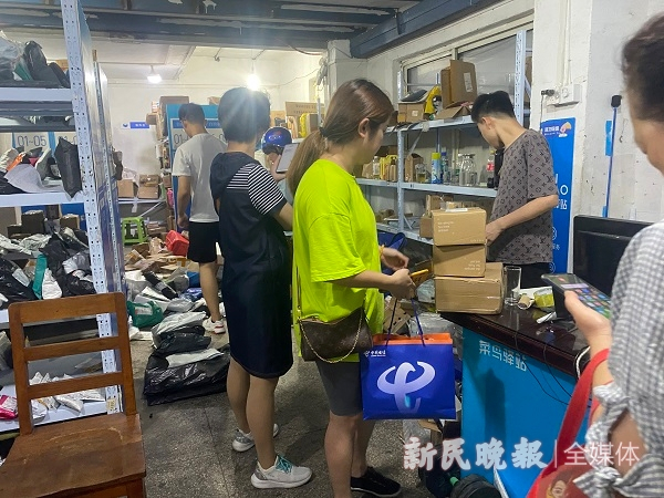 图说：居民不得不排队取快递  陈浩 摄（下同）