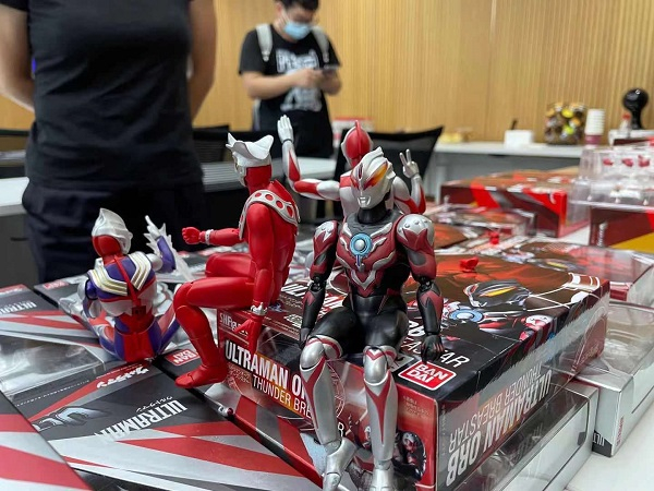 图说：警方查获的假冒奥特曼