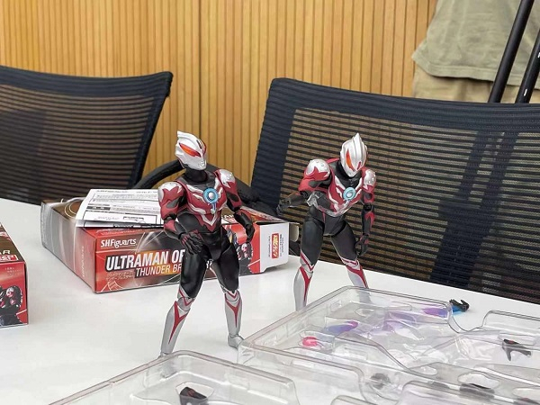 图说：真假奥特曼在许多细节上都有从差别，上图真（左）假（右）对比