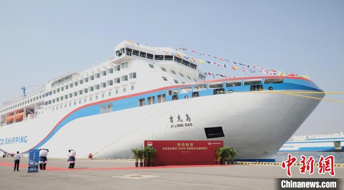 图为吉龙岛轮。　杨毅 摄