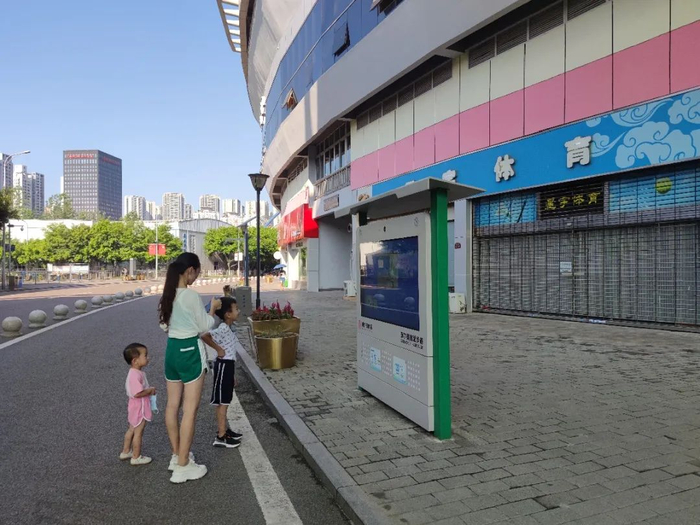 为跑友提供服务与安全保障 重庆奥体中心 供图