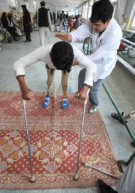 　　↑2012年5月8日，一名残疾人在喀布尔练习使用假肢。新华社发（马苏德摄）