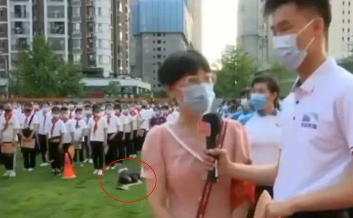 9月1日，湖北武汉一所中学在开学典礼直播中学生晕倒30秒无人扶。