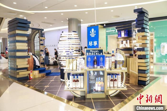 皇家布莱克拉威士忌在三亚国际免税城的主题快闪店。　文盛供图