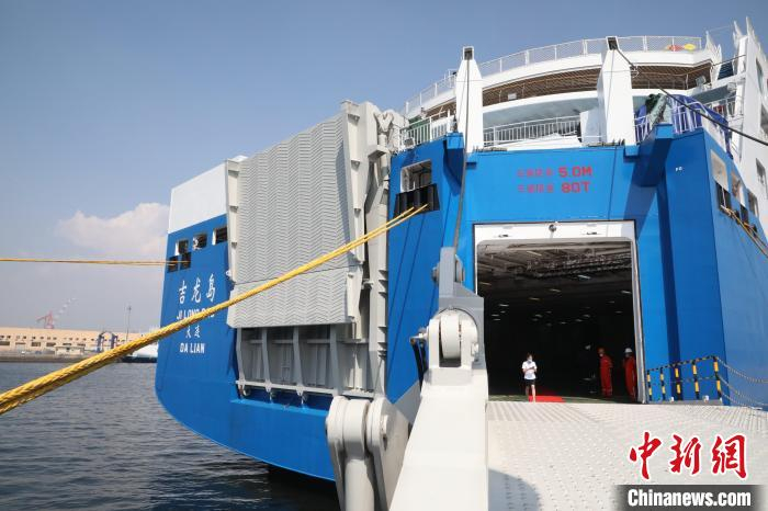 图为吉龙岛轮车辆入口处。　杨毅 摄