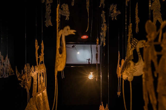 《社火》的后方，是一段陕西东路皮影经典剧目《降火龙》（部分）