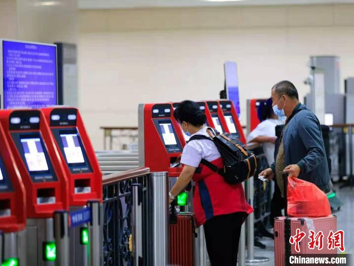 旅客检票进站。　原勇 摄