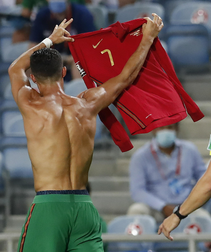 C罗展示自己的葡萄牙球衣。