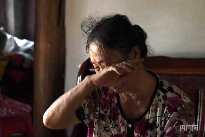 阿婆心酸地谈起往事 央广网记者 徐培培 摄
