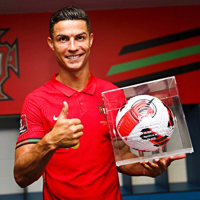 C罗收藏了比赛用球。