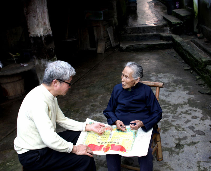 资溪县党史工作者与黄五妮交谈（央广网发帅建忠提供）