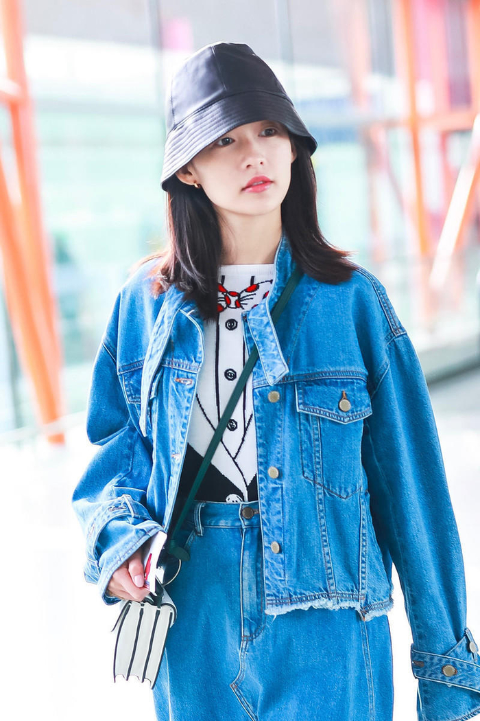 李沁气质清纯穿牛仔外套配半身裙甜美温柔俏皮活泼真有元气感