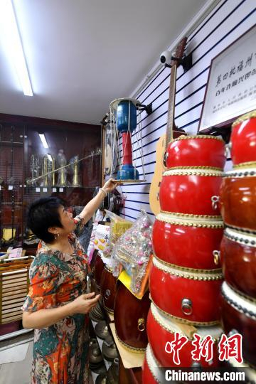 许玲准备取下狼串。　吕明 摄