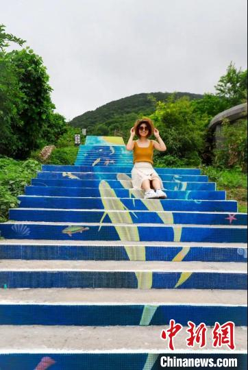 大陈岛上的黄鱼彩绘吸引游客“打卡” 栾旖旎 摄