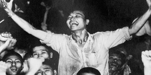 获知抗战胜利的重庆市民通宵达旦地在街上庆祝。图：重庆日报