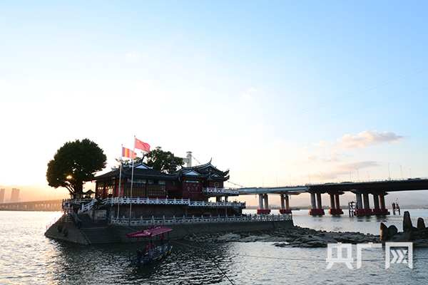 傍晚，江面吹来徐徐晚风，摆渡人悠悠摆着渡船，好不惬意（央广网发 严南悦摄）