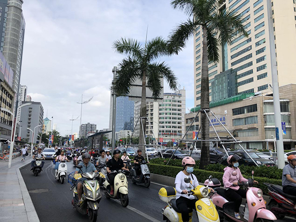 南宁市电动自行车头盔佩戴率高（央广网发 记者黄月芬摄）