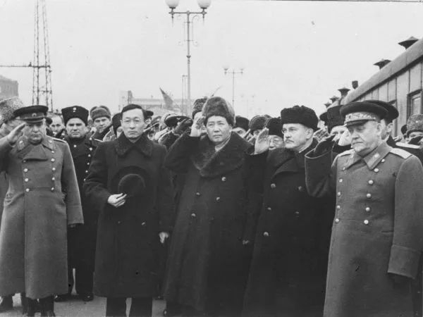 1949年12月至1950年2月，毛泽东首次访问苏联。在抵达莫斯科车站时，受到苏联党政领导人布尔加宁（右一）、莫洛托夫（右二）等的热烈欢迎。右四为王稼祥（资料照片）。新华社