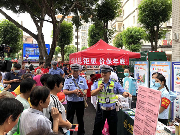 南宁市交警部门积极宣传《南宁市电动自行车管理条例》（央广网发 记者黄月芬摄）
