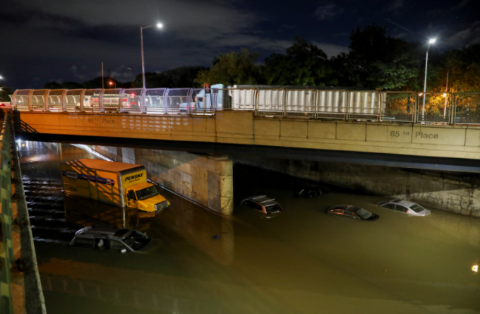 纽约一条主要道路上的车辆被积水淹没。新华社记者 王迎 摄