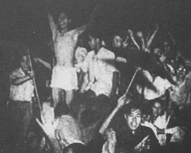 彻夜狂欢的重庆民众。图：重庆日报