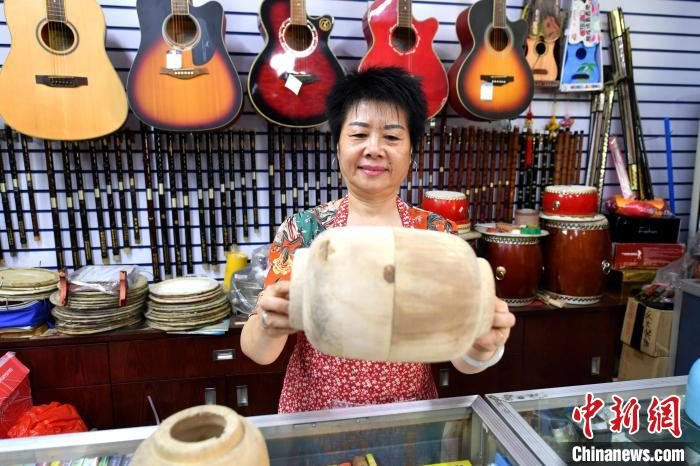 许玲展示制作狼串所需的材料。　吕明 摄