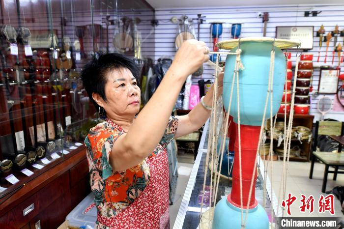 许玲正在调节狼串。　吕明 摄